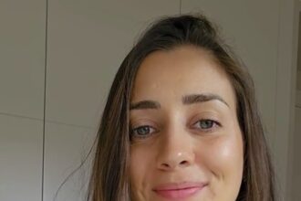 A video grab of María claiming to cover up her belly button with a plaster to protect herself against negative energy.