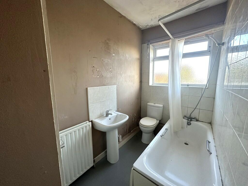The property for sale in Sheffield with an oddly located washing machine. This shows the bathroom.