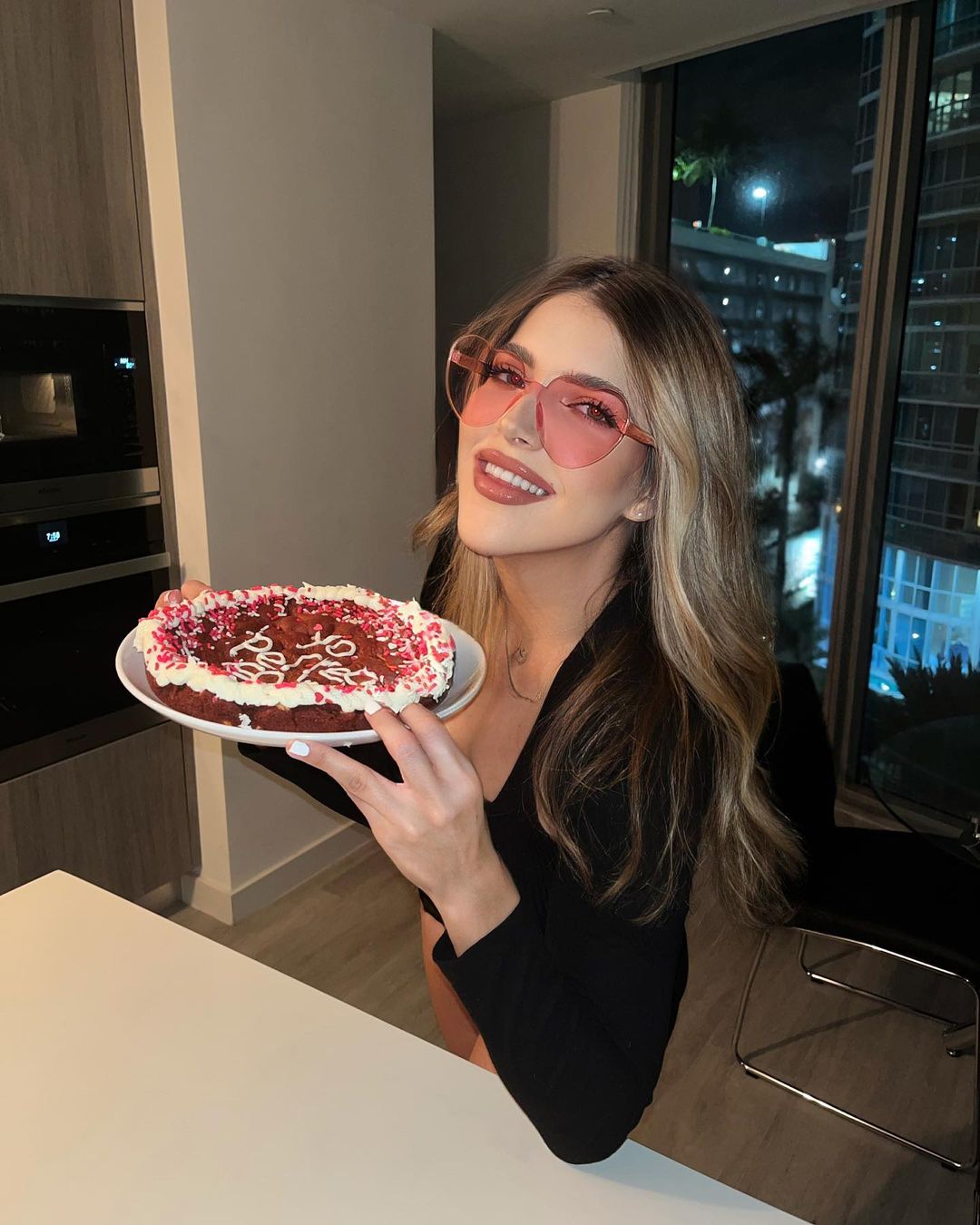 Giselle Azueta serving pizza for her billionaire client on the yacht.
