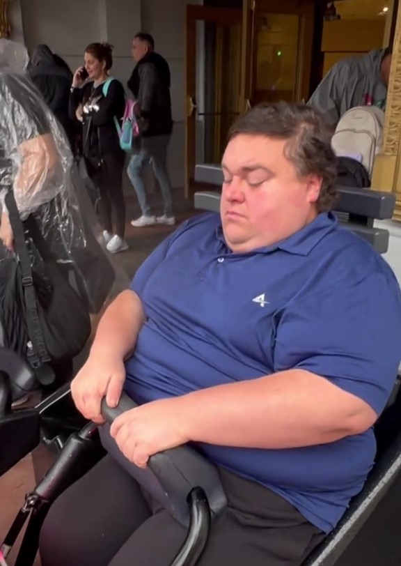 Jason Vaughn the plus size traveler is fat testing rollercoaster in Universal Studios, Florida, goes viral online.