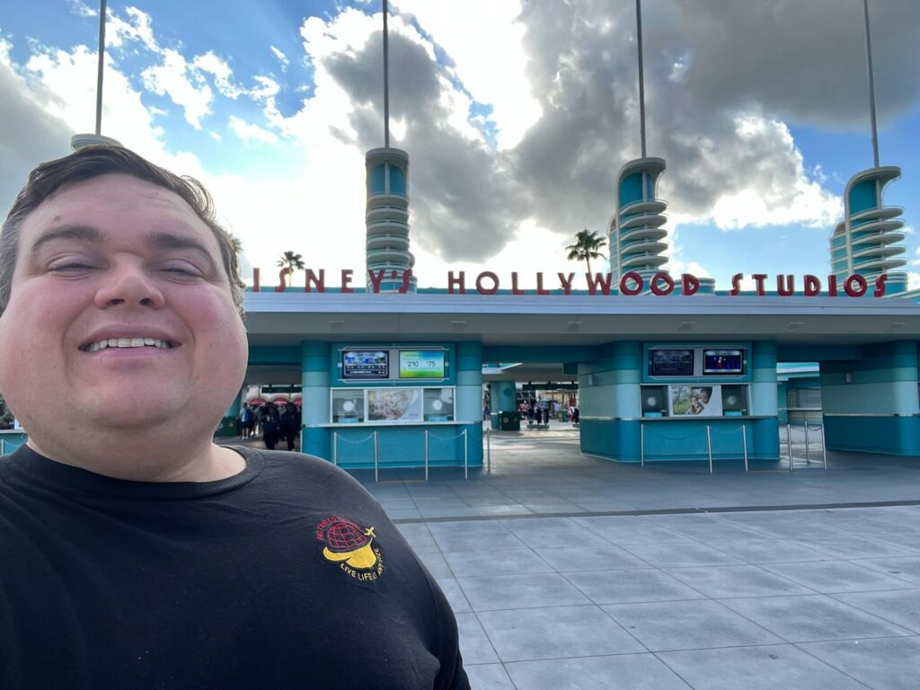 Jason Vaughn the plus size traveler is fat testing rollercoaster in Universal Studios, Florida, goes viral online.