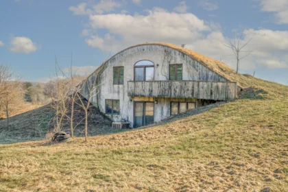 The bizarre "Hobbit" house which is now available for sale in Pennsylvania.