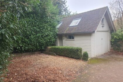 garage apartment available for renting in Cookham, near Maidenhead, Berkshire, slammed online for hefty rent.