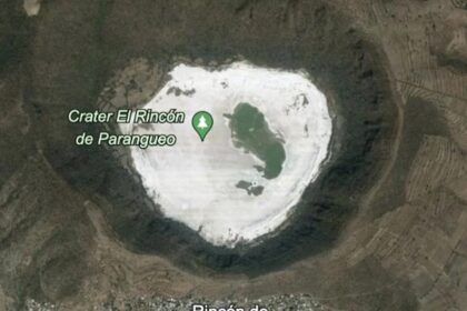 The mysterious volcanic crater where aliens are said to land, which is located in Rincón de Parangueo near Valle de Santiago, Mexico.