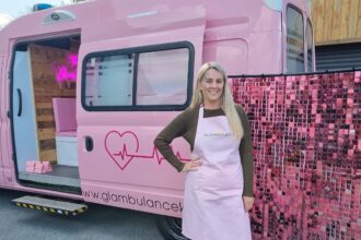 the british woman who went viral after Transforming an old ambulance into a mobile beauty salon.