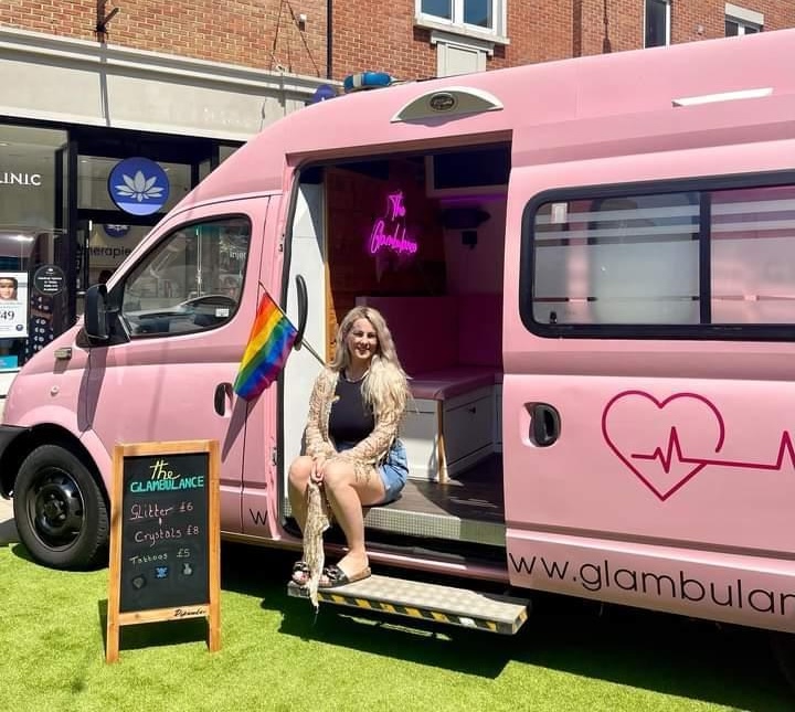 the british woman who went viral after Transforming an old ambulance into a mobile beauty salon.