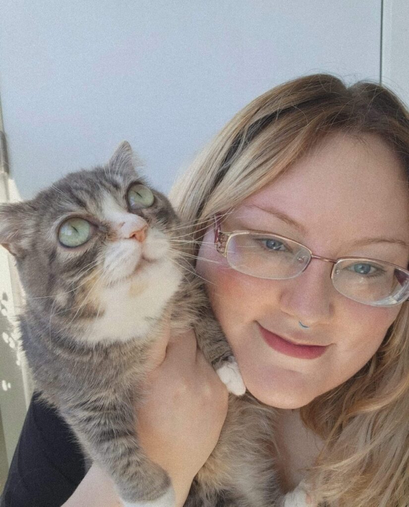 Winky, the short-haired dwarf tabby cat, has captured hearts on Instagram with her huge eyes, often likened to Hollywood actor Emma Stone. Rescued by Tim and Heather Spencer, Winky's unique has appearance and personality.