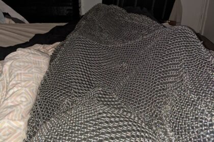 Welding enthusiast crafts his own chainmail blanket for cozy armor. Using aluminum wire, Jesse Fowler handcrafted the unique weighted blanket for a comfortable yet medieval-inspired sleep, goes viral online.
