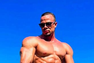 Discover how Kaique Santos transformed from a sales manager to a bodybuilding champion.