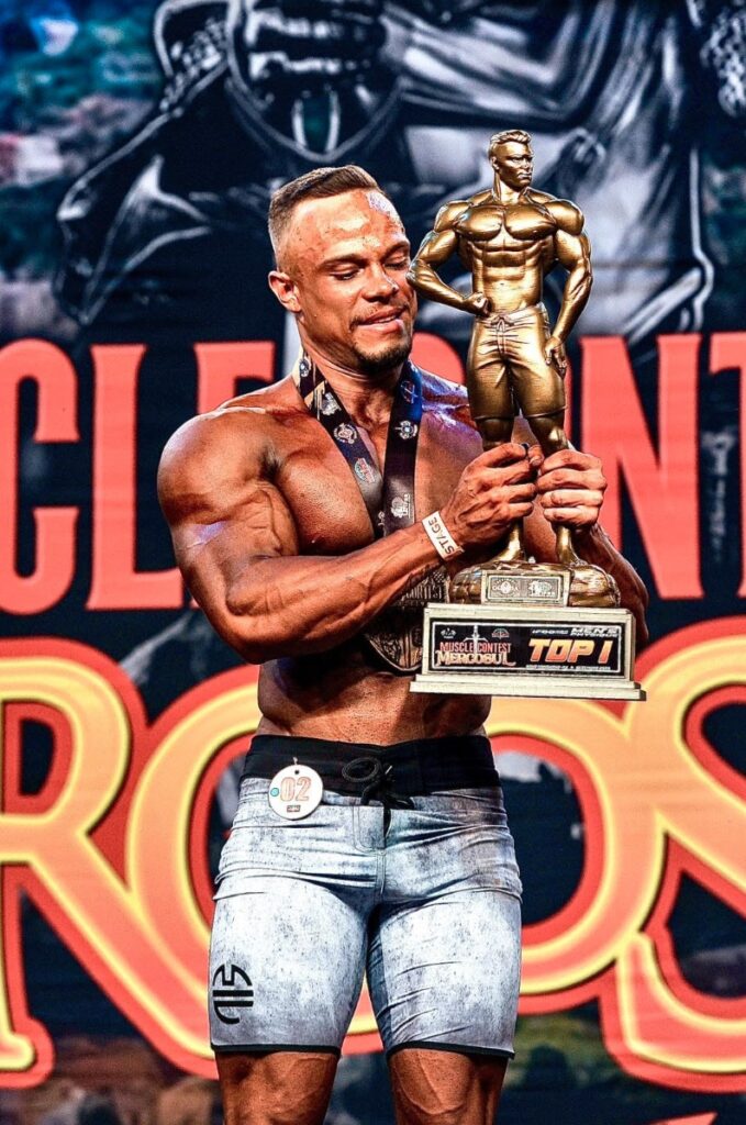 Discover how Kaique Santos transformed from a sales manager to a bodybuilding champion.