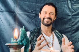 Discover the extraordinary story of Raphaël Pathé, who claims to communicate with Marilyn Monroe from beyond the grave, revealing Hollywood secrets.