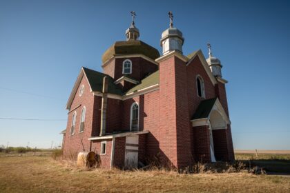 Urban explorer Dave, also known as Freaktography, stumbled upon the abandoned ghost town of Insinger in Saskatchewan, Canada.