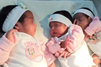 Melany Basualdo defied incredible odds by naturally giving birth to identical triplets, Damaris, Aymara, and Emily, a one-in-200-million rarity, at the Hospital Cuenca Alta Néstor Kirchner Cañuelas in Buenos Aires, Argentina.