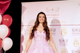 the Miss England semi-finalist, Saoire Palmer, challenges gender stereotypes as a carpenter by day, facing sexist attitudes while pursuing her passion.