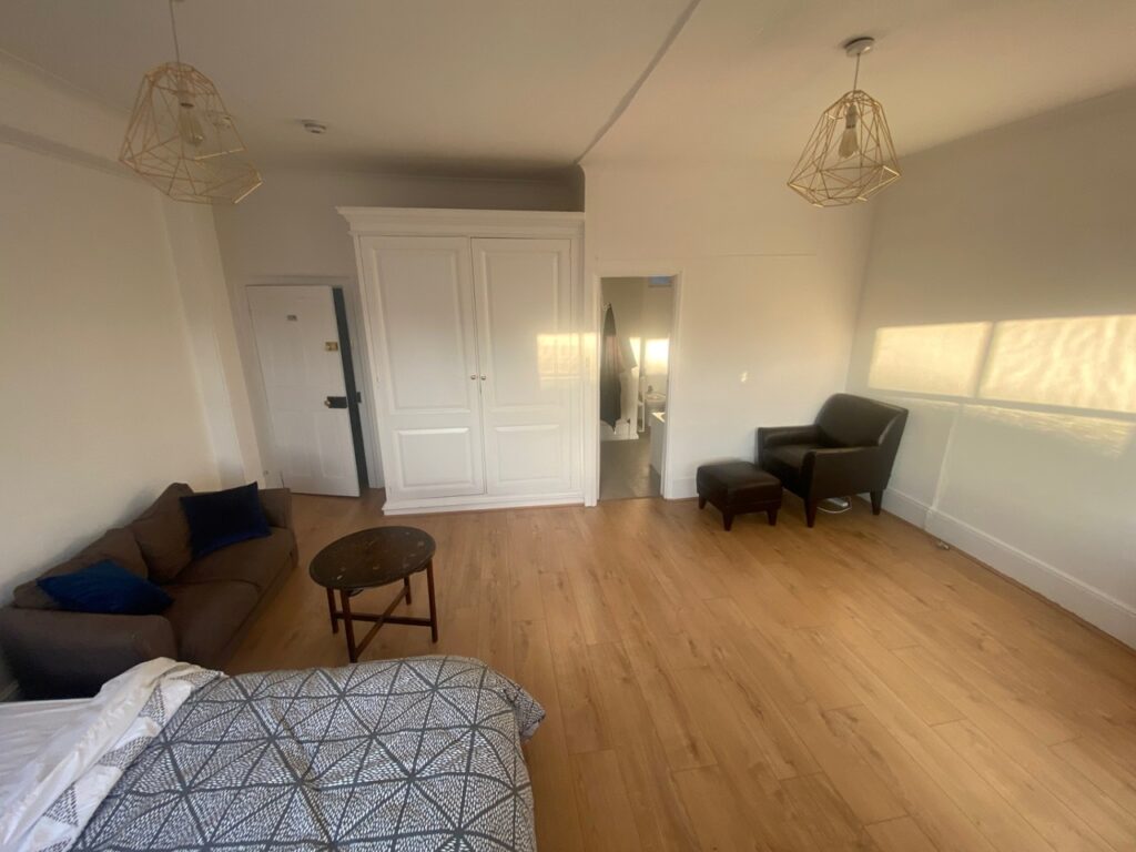 Renting a shared apartment for £3,000 in Westminster? Welcome to the UK's property market chaos. Limited space, dated amenities, and hefty deposits now available for renting.