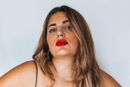 the Spanish influencer Carmen Agraz, residing in the UK for over a decade, criticizes Brits' hygiene habits, recalling moving into a flat with ketchup stains and ginger hairs on the carpet, highlighting cultural differences in cleanliness standards.