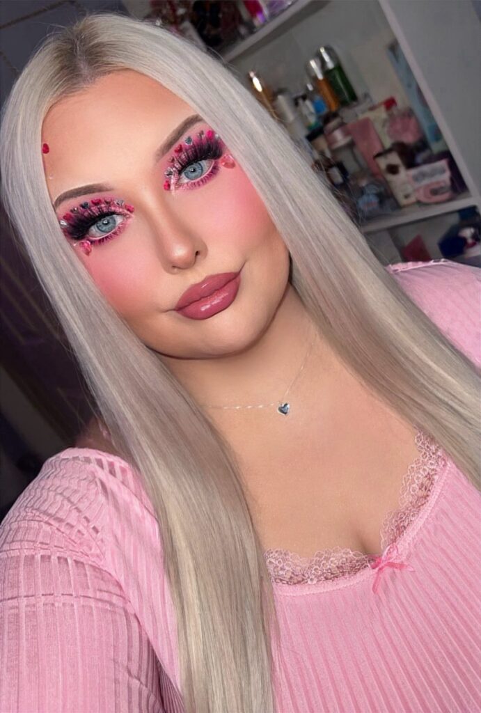 Courtney Worsham goes viral for sharing her makeup hack to conceal her double chin, prompting debate online. While some criticize, others praise her confidence-boosting trick. Courtney defends her choice, citing rapid weight gain from medication and finding empowerment through makeup.