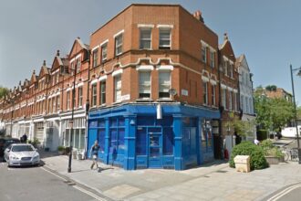 The café featured in the Netflix show One Day is hiring staff for £11-12/hour, offering fans a chance to work where Dexter Mayhew served. Despite its brief appearance, it's become a viral hit, drawing visitors from all over the country.