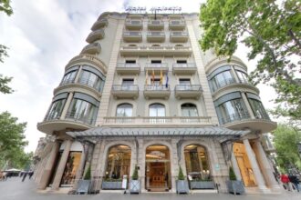 Dream job alert! Velloy, a luxury travel club, offers £50,000/year to globe-trotting room service reviewers. No qualifications needed, just a passion for food and travel. Apply by May 9th!