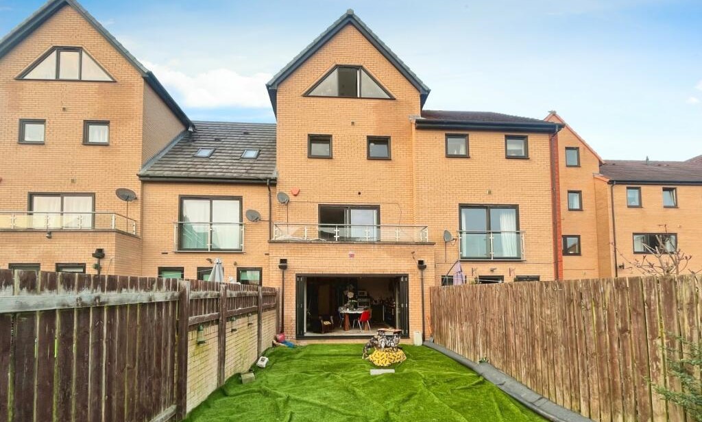 A spacious five-bedroom house in Sheffield is on sale for £190,000, but with an imperfect back garden, sparking humorous comments from viewers.