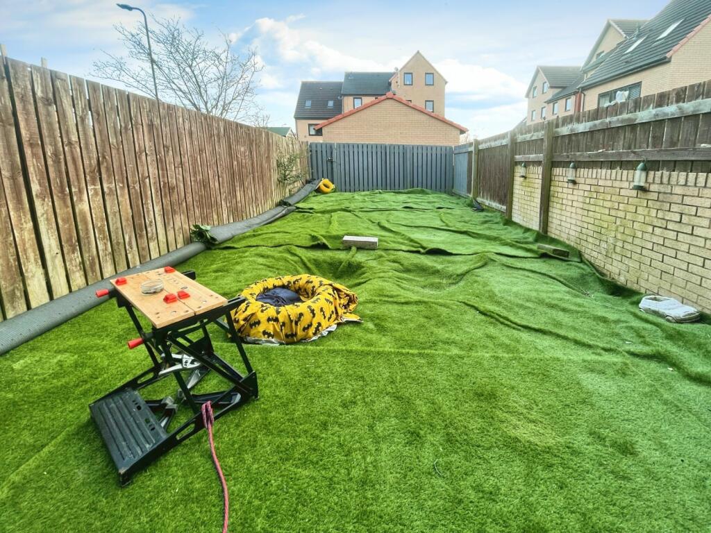 A spacious five-bedroom house in Sheffield is on sale for £190,000, but with an imperfect back garden, sparking humorous comments from viewers.