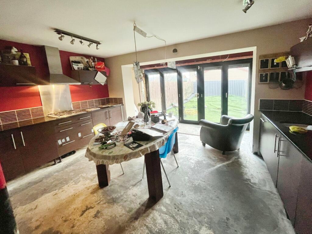 A spacious five-bedroom house in Sheffield is on sale for £190,000, but with an imperfect back garden, sparking humorous comments from viewers.