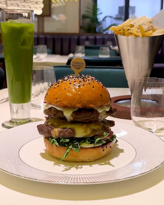 Critics slam Gordon Ramsay's £29.50 burger at Harrods for dry meat & hard cheese. Customers liken taste to "vomit".