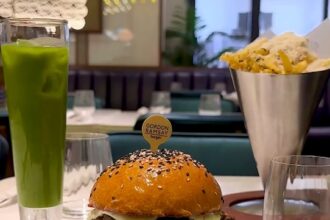 Critics slam Gordon Ramsay's £29.50 burger at Harrods for dry meat & hard cheese. Customers liken taste to "vomit".