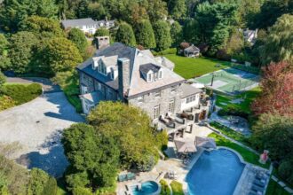Former mansion of talk show legend Johnny Carson, known as "The Carson Ballfield," hits the market in Rye, New York. Luxurious features include seven fireplaces, a chef's kitchen, and expansive grounds. Listed for $5.3M USD.