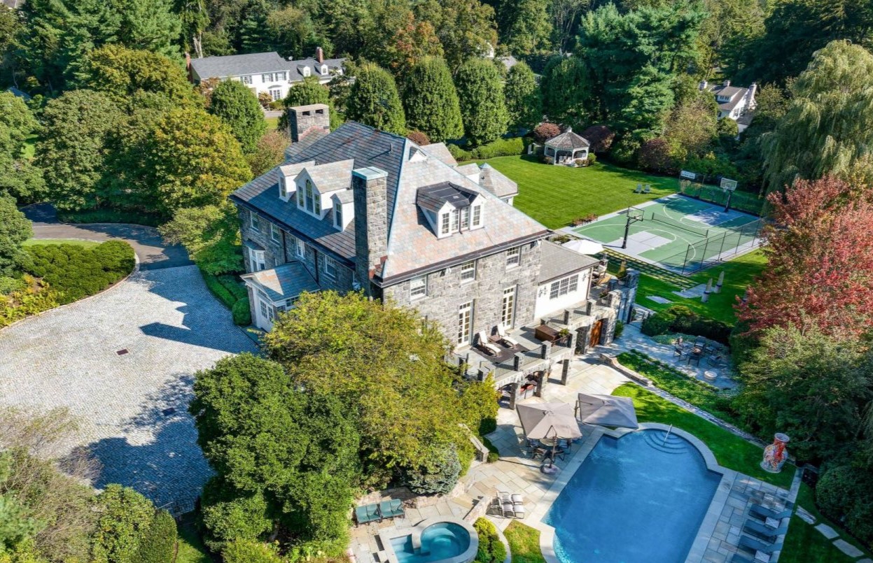Former mansion of talk show legend Johnny Carson, known as "The Carson Ballfield," hits the market in Rye, New York. Luxurious features include seven fireplaces, a chef's kitchen, and expansive grounds. Listed for $5.3M USD.