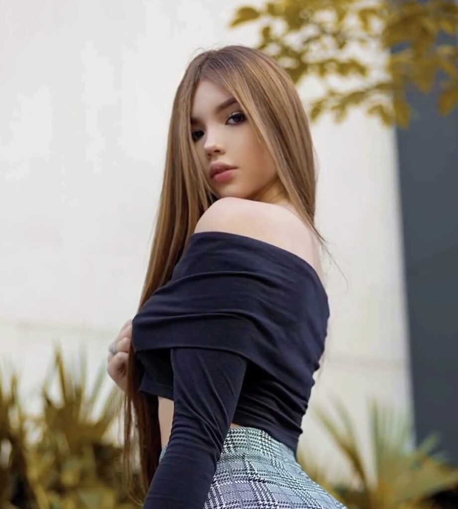 Influencer Carolina Gómez addressed online rumors by revealing her cosmetic procedures, admitting to breast enlargement and two nose jobs but denying lip and buttock enhancements. She defended her appearance on Instagram, garnering millions of views and diverse reactions from fans.