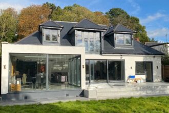 A £700/month room in Hook, Hampshire, sparked controversy as it's only available for female professionals on a Monday-to-Friday basis. Reddit users criticized the terms, questioning legality and practicality. Expert opinions suggest such arrangements are legal but advise clarity in rental agreements.