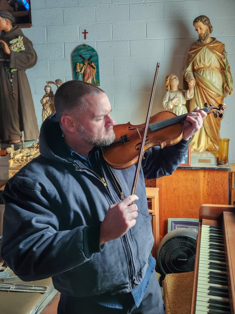 Urban explorer discovers abandoned chapel with cremated remains left behind. Footage reveals untouched interior, including display of ashes and set-up for service.