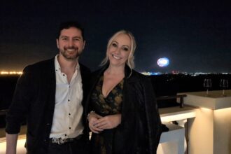 Two Brits go on a "Love Island" dating experience in Florida but don't find love. Despite the disappointment, they cherish the adventure.