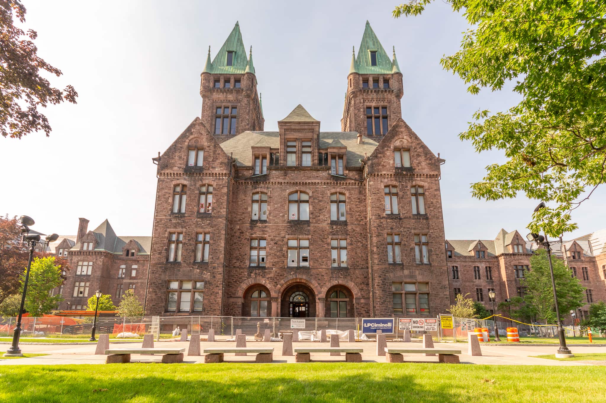 Urban explorer spends the night in ‘haunted’ abandoned asylum but soon ...