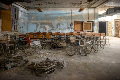 Urban explorer Dave, known as Freaktography, recounts eerie night spent in a haunted abandoned asylum in Ontario, Canada, hearing unexplained noises.