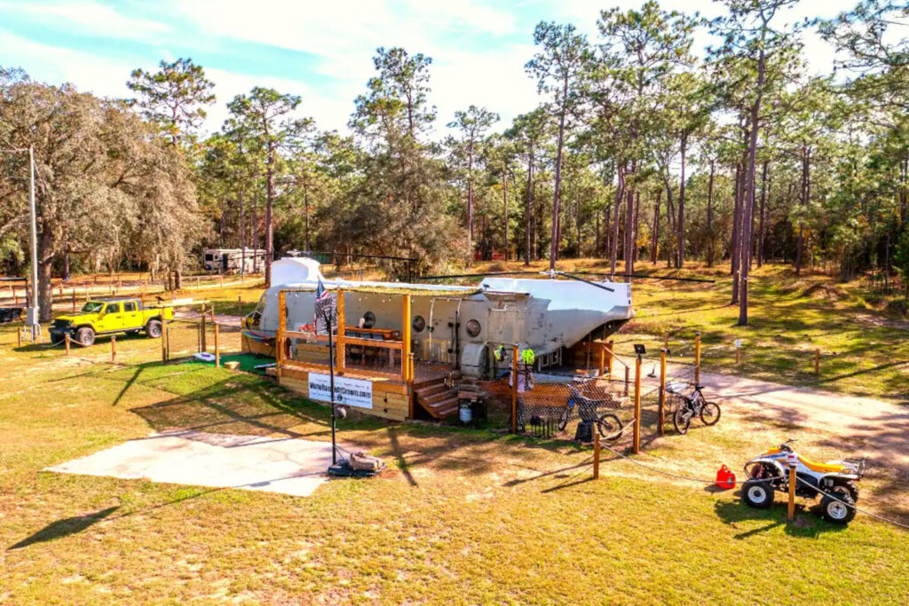 A Chinook CH-47D helicopter, recognized by a veteran, has been transformed into a one-of-a-kind guesthouse. Complete with two bedrooms, a fully-stocked kitchen, and original features, it offers a unique getaway in Florida's Withlacoochee State Forest.