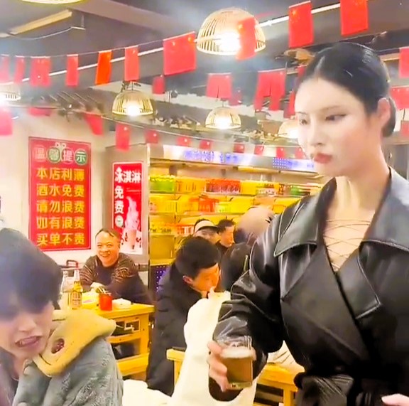 Diners at a Chongqing restaurant were stunned by what appeared to be a robot waitress serving meals, only to discover it was actually the manager, Qin, showcasing her impressive dance skills to entertain customers.