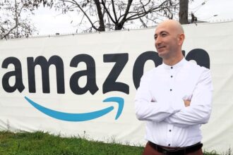 An ex-electrician transformed into a Jeff Bezos doppelgänger, enjoying a lavish lifestyle after ditching his job. Resembling the Amazon CEO, he cashes in as a lookalike and lives a life akin to the billionaire, complete with boat trips and fine whiskey.