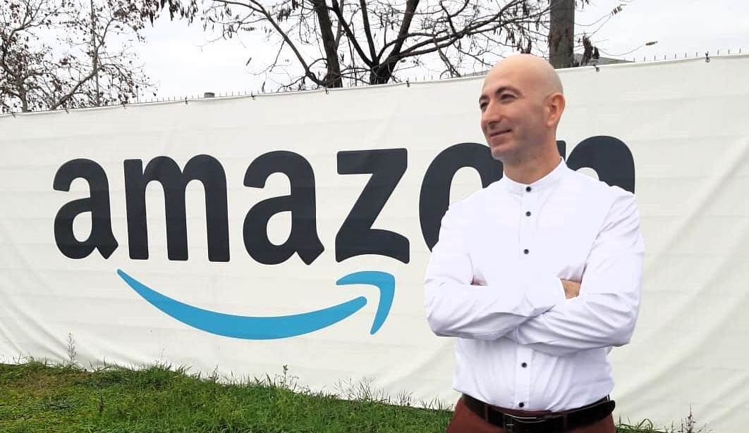 An ex-electrician transformed into a Jeff Bezos doppelgänger, enjoying a lavish lifestyle after ditching his job. Resembling the Amazon CEO, he cashes in as a lookalike and lives a life akin to the billionaire, complete with boat trips and fine whiskey.