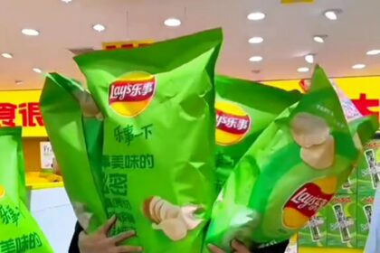 Discover a shop in China where snacks are supersized, attracting crowds for its gigantic treats like meter-long fizzy belts and colossal Oreo biscuits. Fans are amazed by the oversized portions, sparking viral excitement.