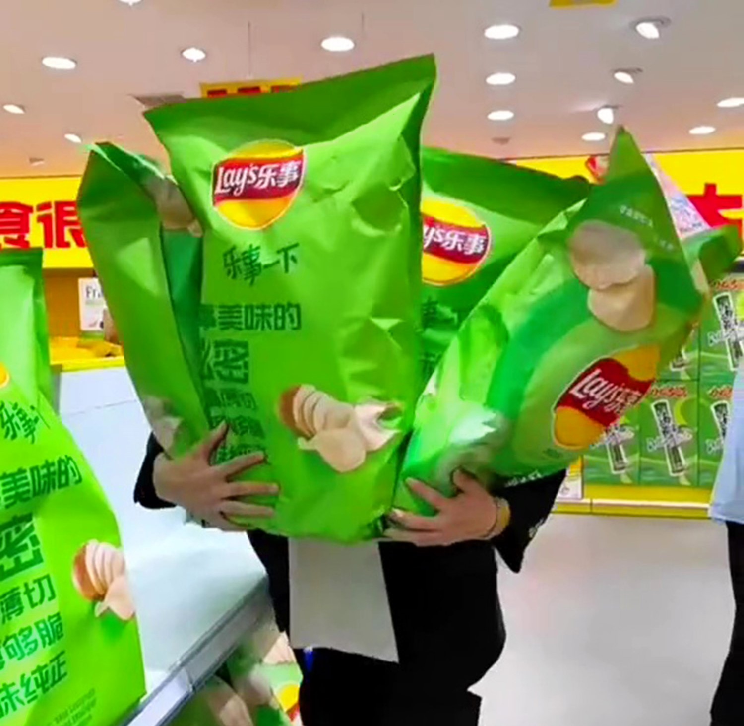 Discover a shop in China where snacks are supersized, attracting crowds for its gigantic treats like meter-long fizzy belts and colossal Oreo biscuits. Fans are amazed by the oversized portions, sparking viral excitement.