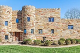 A castle-like house with its own moat in Charlestown, Indiana, has amazed online users with its low price of $425,000. Boasting fairytale finishes and woodwork, this 1990-built property offers 5 bedrooms, 3 bathrooms, and a charming wood shop, all set on a 1.25-acre lot.