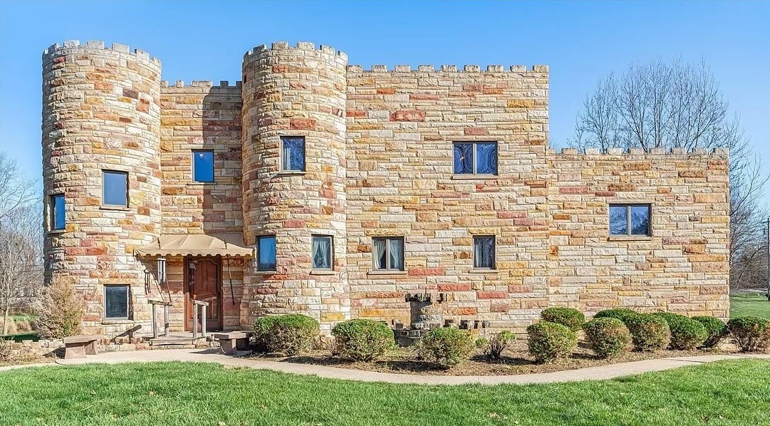 A castle-like house with its own moat in Charlestown, Indiana, has amazed online users with its low price of $425,000. Boasting fairytale finishes and woodwork, this 1990-built property offers 5 bedrooms, 3 bathrooms, and a charming wood shop, all set on a 1.25-acre lot.