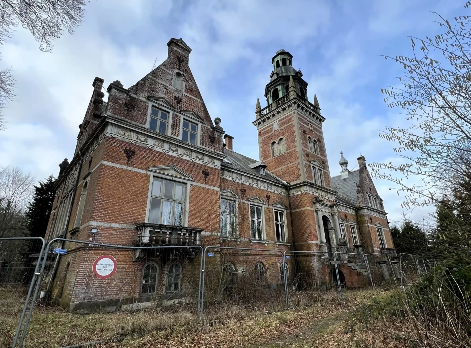 Urban explorer Yannick uncovers an abandoned castle in the Danish countryside, revealing a time-frozen library filled with century-old books, offering a glimpse into the past.