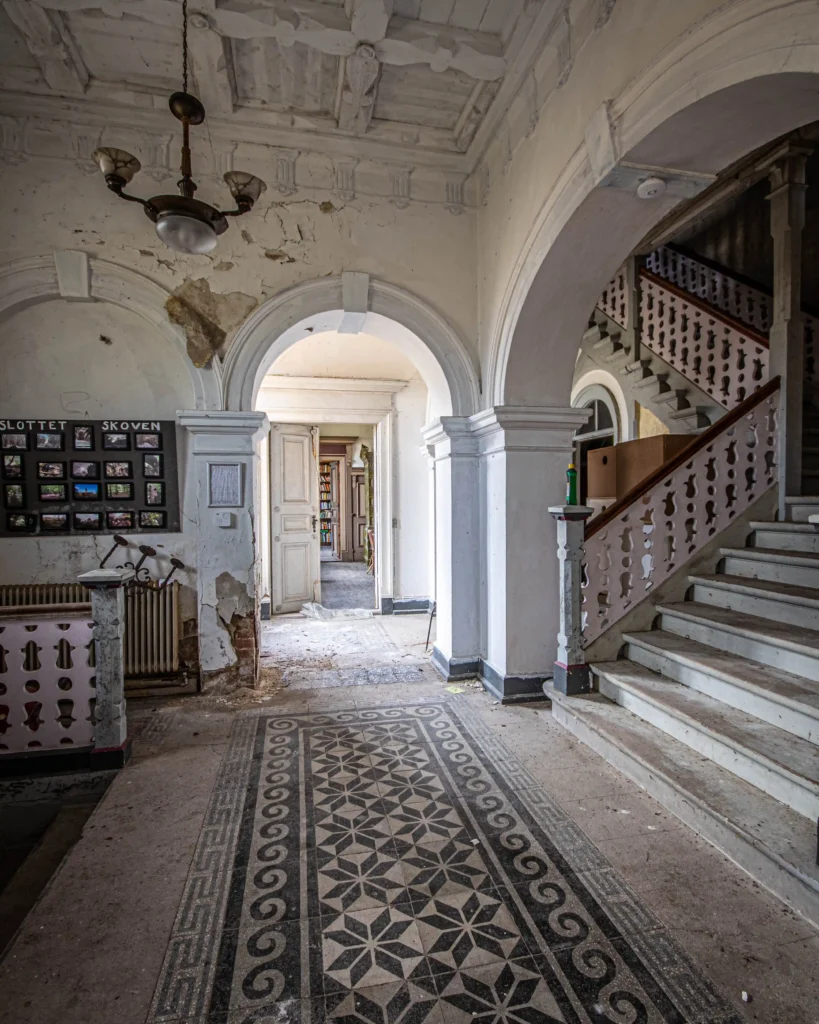 Urban explorer Yannick uncovers an abandoned castle in the Danish countryside, revealing a time-frozen library filled with century-old books, offering a glimpse into the past.