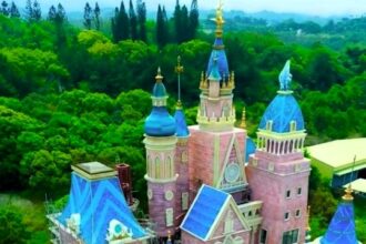 Experience the magic of Olevo Dream Castle, a grand chocolate factory theme park inspired by Roald Dahl's classic tale. Opening soon in Taiwan!