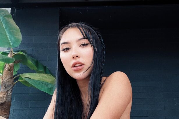 Influencer Aída Victoria Merlano faces surgery after bursting a breast implant during a passionate moment, plans to replace them with larger ones.