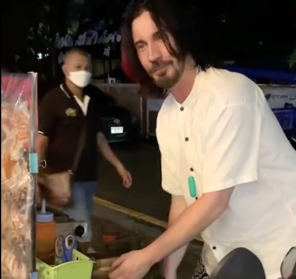 A German chef in Thailand goes viral on TikTok for his uncanny resemblance to Keanu Reeves. Locals and social media users liken him to John Wick in his viral videos.