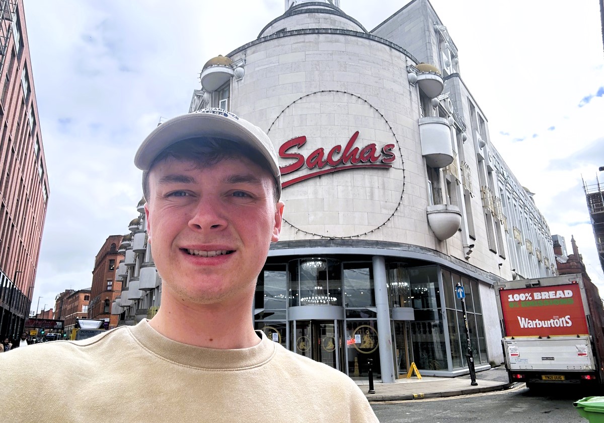 Despite 1,500 negative reviews, George Redfern's five-star review of Sachas Hotel Manchester surprises online viewers, sparking a mix of reactions.